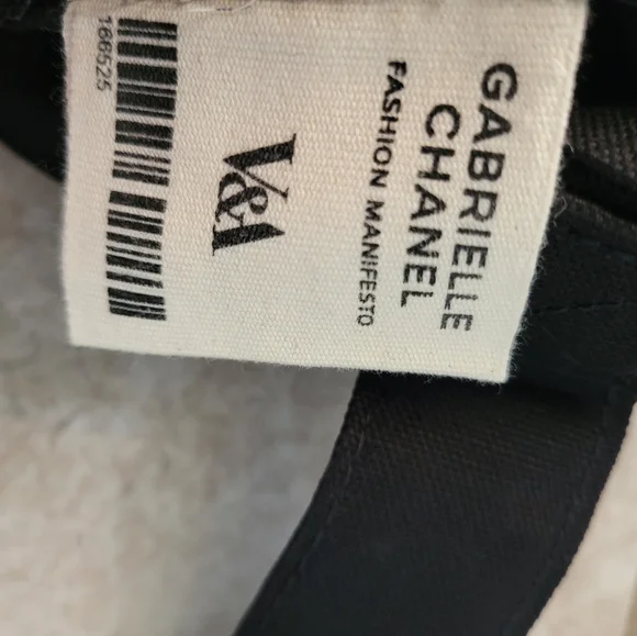 V&A Gabrielle Chanel. Fashion Manifesto natural tote bag - Picture 4 of 4